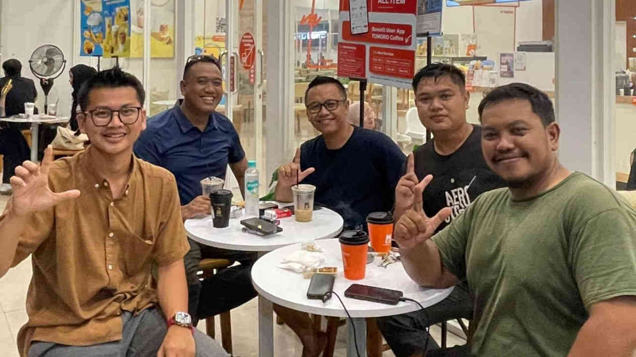 Achmad Fikri (baju coklat) berfoto bersama pengurus dan anggota TDA Kediri usai menuntaskan masa kepemimpinan periode 2023–2026.