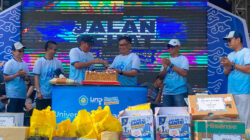Rektor UNP Kediri Zainal Affandi memotong tumpeng saat perayaan Dies Natalis ke-49 Universitas Nusantara PGRI Kediri yang menargetkan akreditasi unggul dan peningkatan prestasi nasional.
