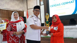 Gus Qowim menyerahkan piala kepada pemenang Lomba Cerdas Cermat Kader TP PKK Pokja IV Kota Kediri 2026 didampingi Ketua TP PKK Kota Kediri Faiqoh Azizah Muhammad.