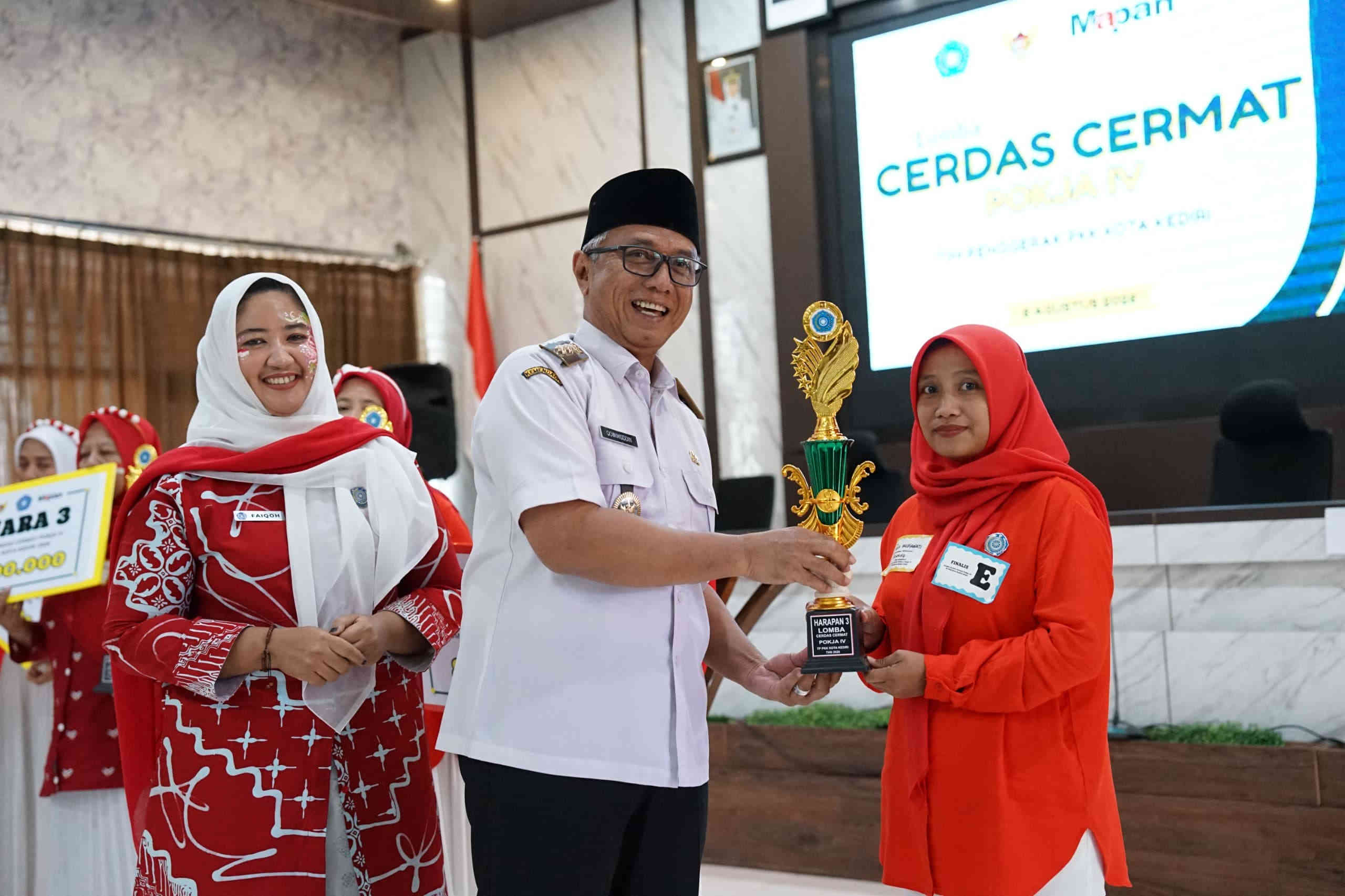 Gus Qowim menyerahkan piala kepada pemenang Lomba Cerdas Cermat Kader TP PKK Pokja IV Kota Kediri 2026 didampingi Ketua TP PKK Kota Kediri Faiqoh Azizah Muhammad.