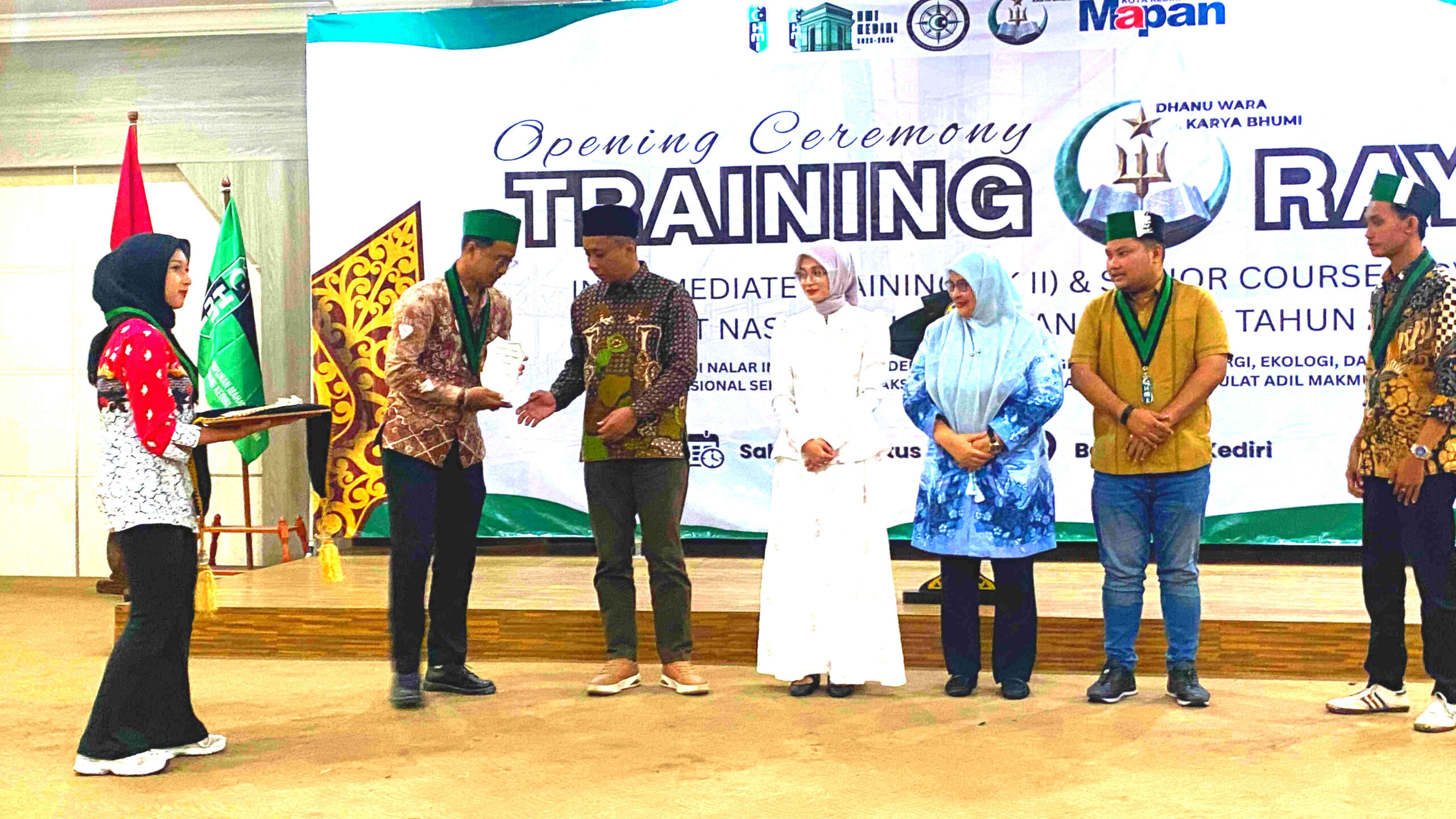 Prosesi penyerahan cinderamata pada pembukaan Training Raya Nasional LK2 HMI Cabang Kediri 2026 di Balai Kota Kediri.