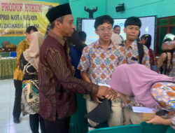 Anggota DPRD Kota Kediri Imam Wihdan Zarkasyi bersalaman dengan pelajar saat acara sosialisasi.