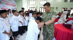 Dandim 0809 Kediri Letkol Inf Dhavid Nur Hadiansyah tersenyum saat berinteraksi dengan anak-anak peserta khitan gratis di Makodim 0809 Kediri.