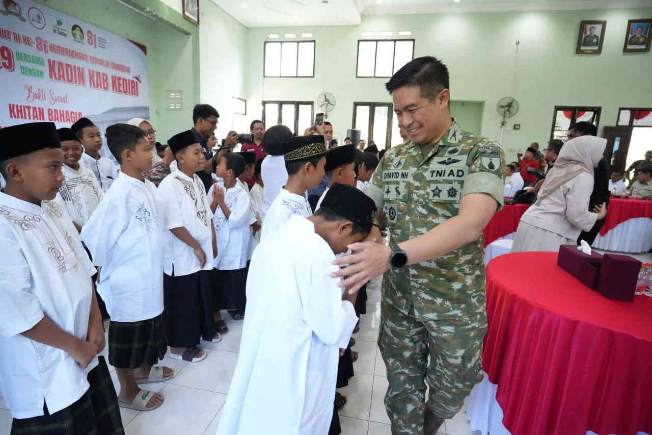 Dandim 0809 Kediri Letkol Inf Dhavid Nur Hadiansyah tersenyum saat berinteraksi dengan anak-anak peserta khitan gratis di Makodim 0809 Kediri.