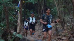 Sejumlah pelari melintasi jalur berbatu dan rindang Gunung Klotok dalam ajang Klotok Trail Run 2026 yang digelar ALTI Kota Kediri.