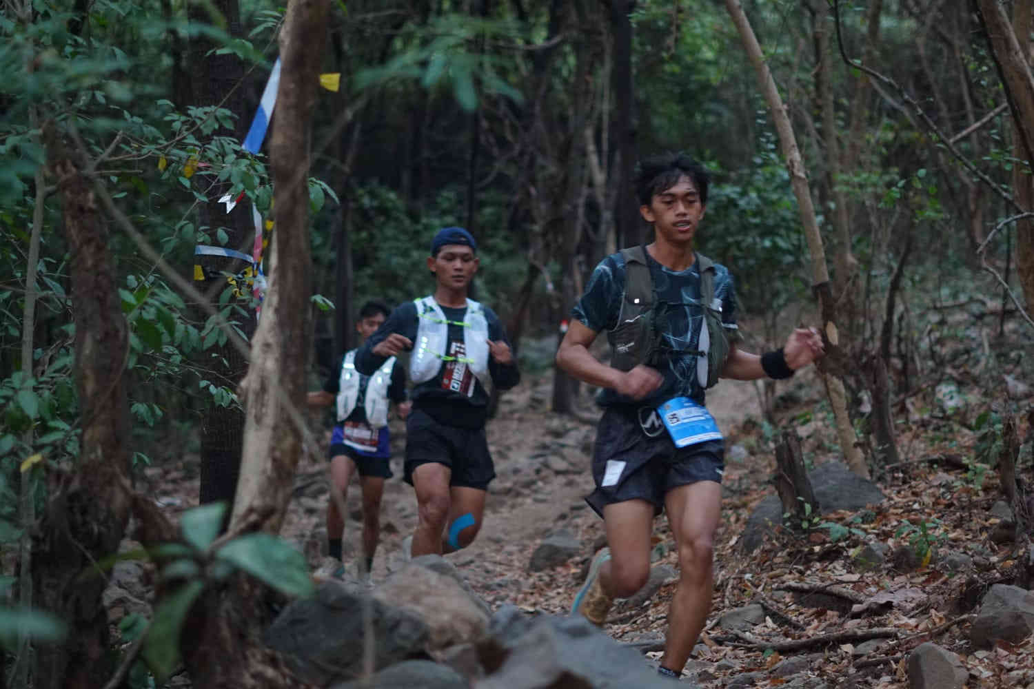 Sejumlah pelari melintasi jalur berbatu dan rindang Gunung Klotok dalam ajang Klotok Trail Run 2026 yang digelar ALTI Kota Kediri.