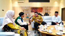 Mas Dhito menyerahkan apresiasi kepada Moh. Hamzah Risqi, peraih medali emas LKS Nasional 2026 bidang welding dari SMK Kartanegara Wates, di ruang kerja Bupati Kediri.