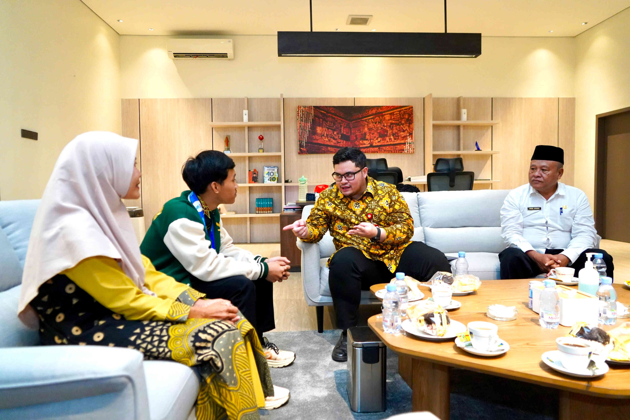 Mas Dhito menyerahkan apresiasi kepada Moh. Hamzah Risqi, peraih medali emas LKS Nasional 2026 bidang welding dari SMK Kartanegara Wates, di ruang kerja Bupati Kediri.