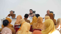 Bupati Kediri Hanindhito Himawan Pramana (Mas Dhito) memberikan pengarahan kepada para kepala Puskesmas dan Camat di Ruang Joyoboyo, menginstruksikan pembentukan Satgas Kesehatan lintas sektor di setiap kecamatan untuk menangani stunting, DBD, TBC, dan HIV.