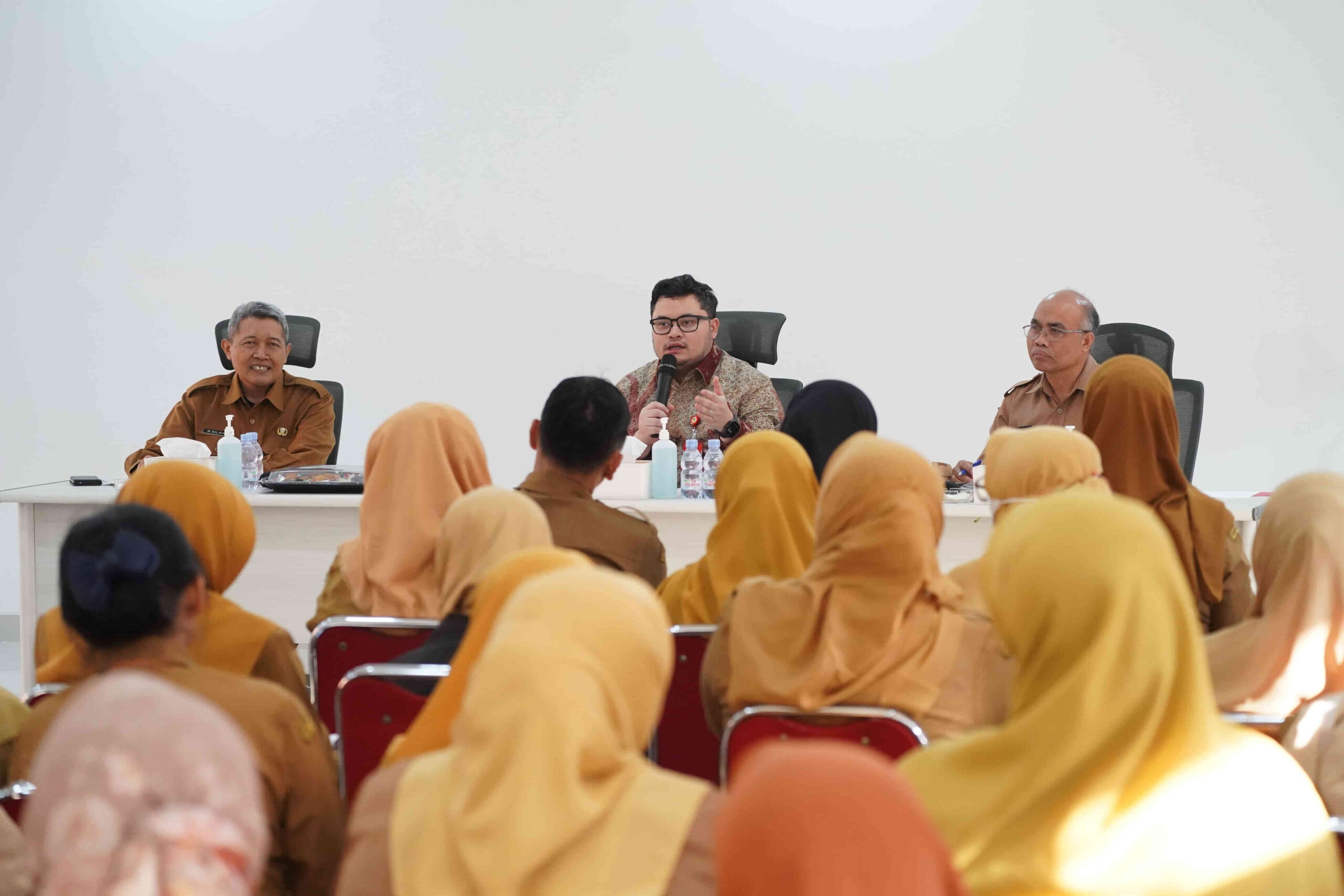 Bupati Kediri Hanindhito Himawan Pramana (Mas Dhito) memberikan pengarahan kepada para kepala Puskesmas dan Camat di Ruang Joyoboyo, menginstruksikan pembentukan Satgas Kesehatan lintas sektor di setiap kecamatan untuk menangani stunting, DBD, TBC, dan HIV.