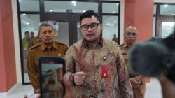 Bupati Kediri Hanindhito Himawan Pramana (Mas Dhito) memberikan keterangan kepada awak media usai menginstruksikan camat memantau perubahan data desil warga agar bansos tepat sasaran.