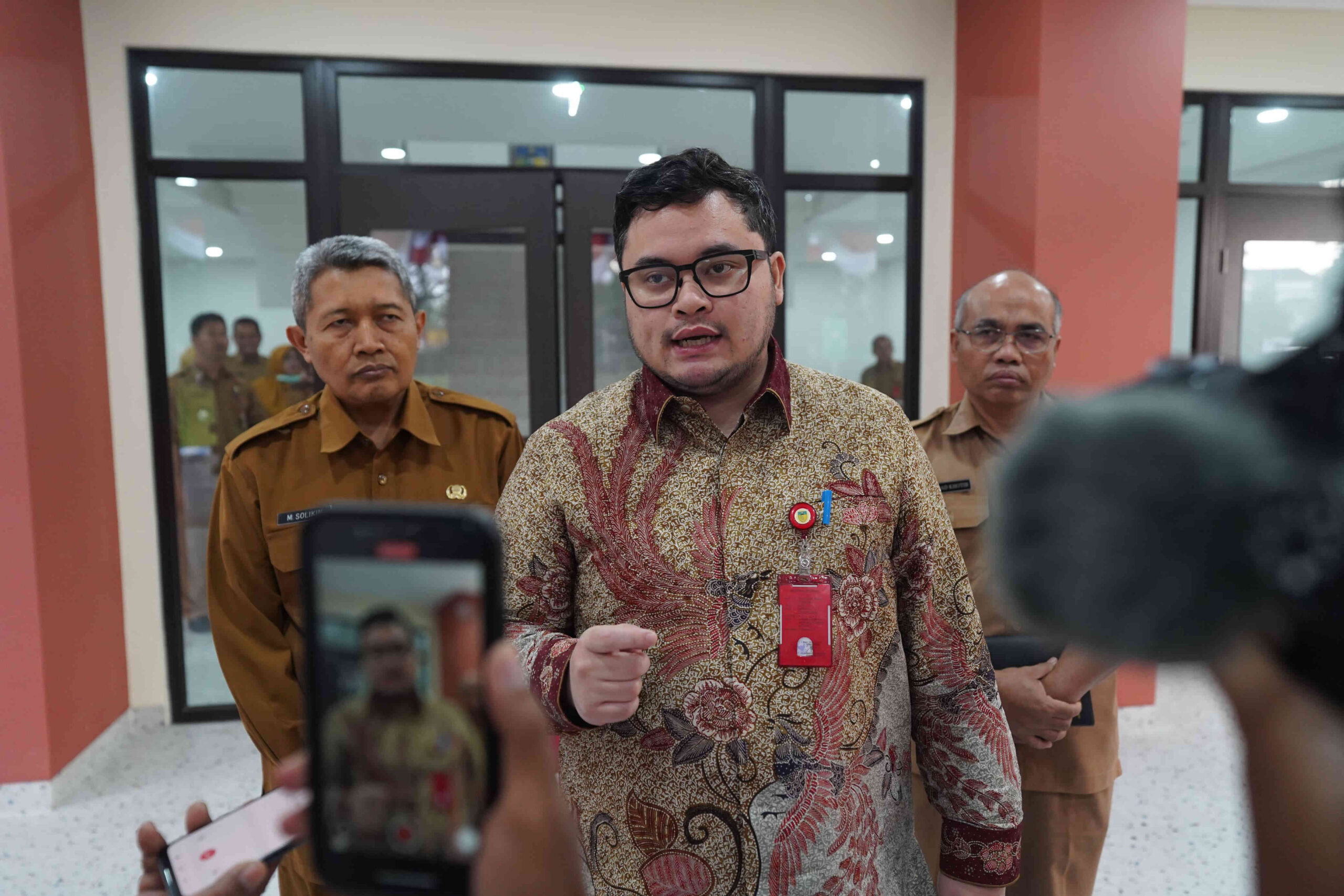 Bupati Kediri Hanindhito Himawan Pramana (Mas Dhito) memberikan keterangan kepada awak media usai menginstruksikan camat memantau perubahan data desil warga agar bansos tepat sasaran.