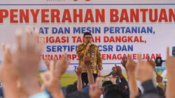 Mas Dhito menyerahkan bantuan alat dan mesin pertanian kepada kelompok tani di Kabupaten Kediri untuk meningkatkan produktivitas pertanian dan ketahanan pangan.