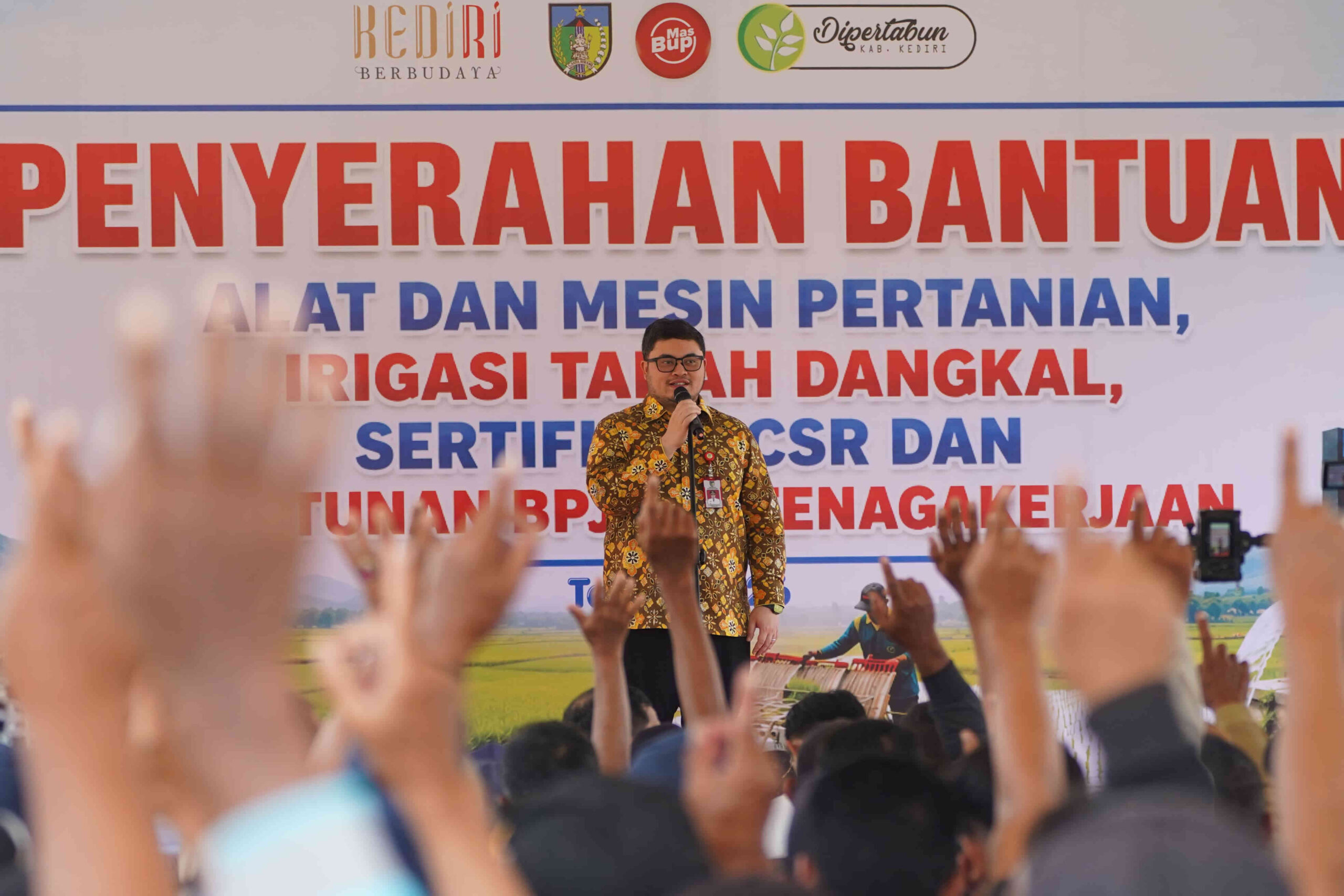 Mas Dhito menyerahkan bantuan alat dan mesin pertanian kepada kelompok tani di Kabupaten Kediri untuk meningkatkan produktivitas pertanian dan ketahanan pangan.