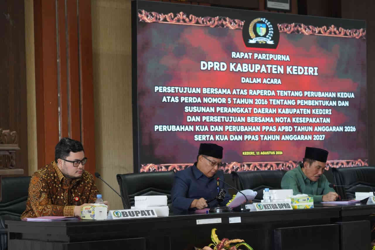 Bupati Kediri Mas Dhito mengikuti rapat paripurna DPRD Kabupaten Kediri terkait penataan OPD.