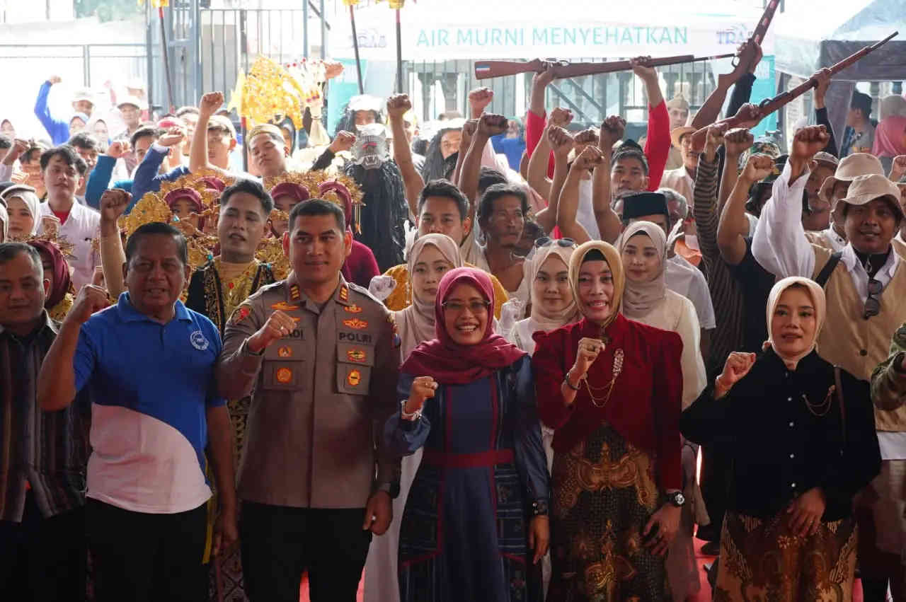 Wakil Bupati Kediri Dewi Mariya Ulfa bersama warga saat Pawai Perjuangan di Desa Sekoto, Badas.