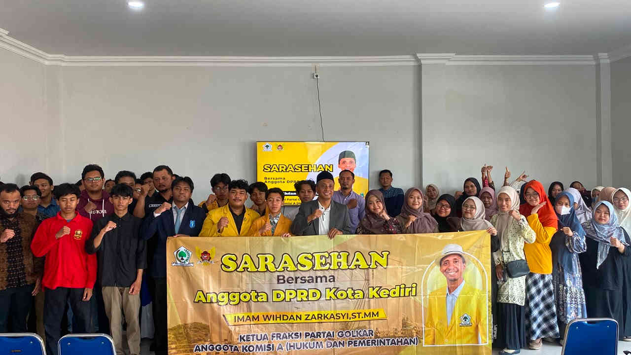 Puluhan peserta pelatihan jurnalistik Muhammadiyah berfoto bersama Imam Wihdan Zarkasyi usai sarasehan literasi media di Kota Kediri.