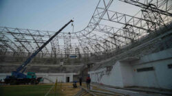 Pemasangan rangka atap Stadion Gelora Daha Jayati di Kabupaten Kediri menggunakan crane.