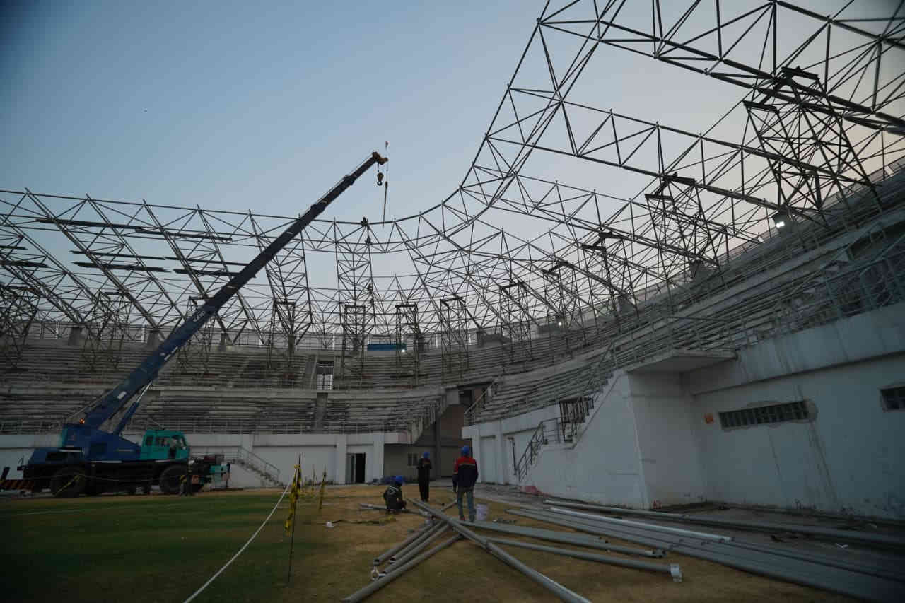 Pemasangan rangka atap Stadion Gelora Daha Jayati di Kabupaten Kediri menggunakan crane.