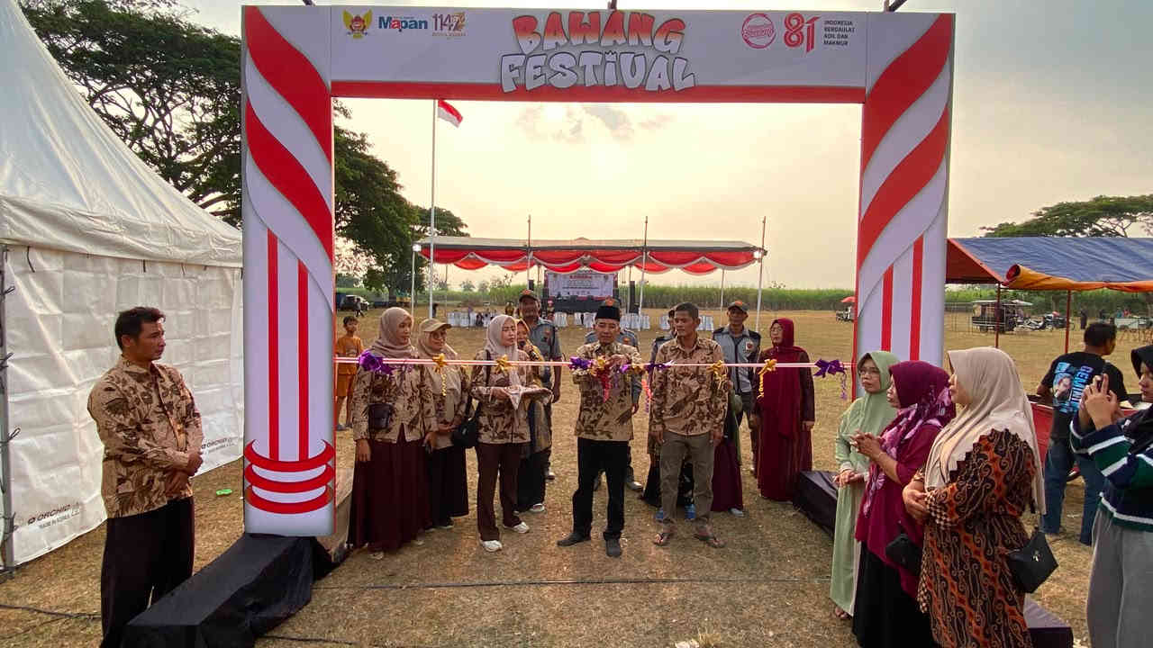 Prosesi pemotongan pita oleh Lurah Bawang menandai pembukaan resmi Bawang Festival di Kota Kediri.