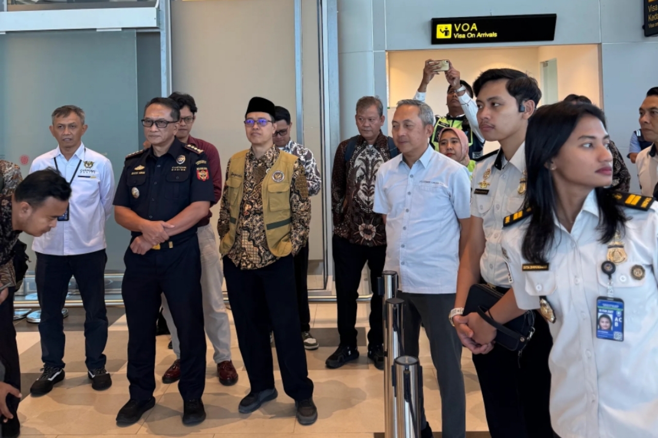 Tim Kemenag, Angkasa Pura, Bea Cukai, dan Imigrasi meninjau kesiapan terminal Bandara Internasional Dhoho Kediri untuk penerbangan haji.