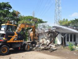 6 Bangli di Keputih Dirobohkan, Lahan Digunakan untuk Perluasan TPU