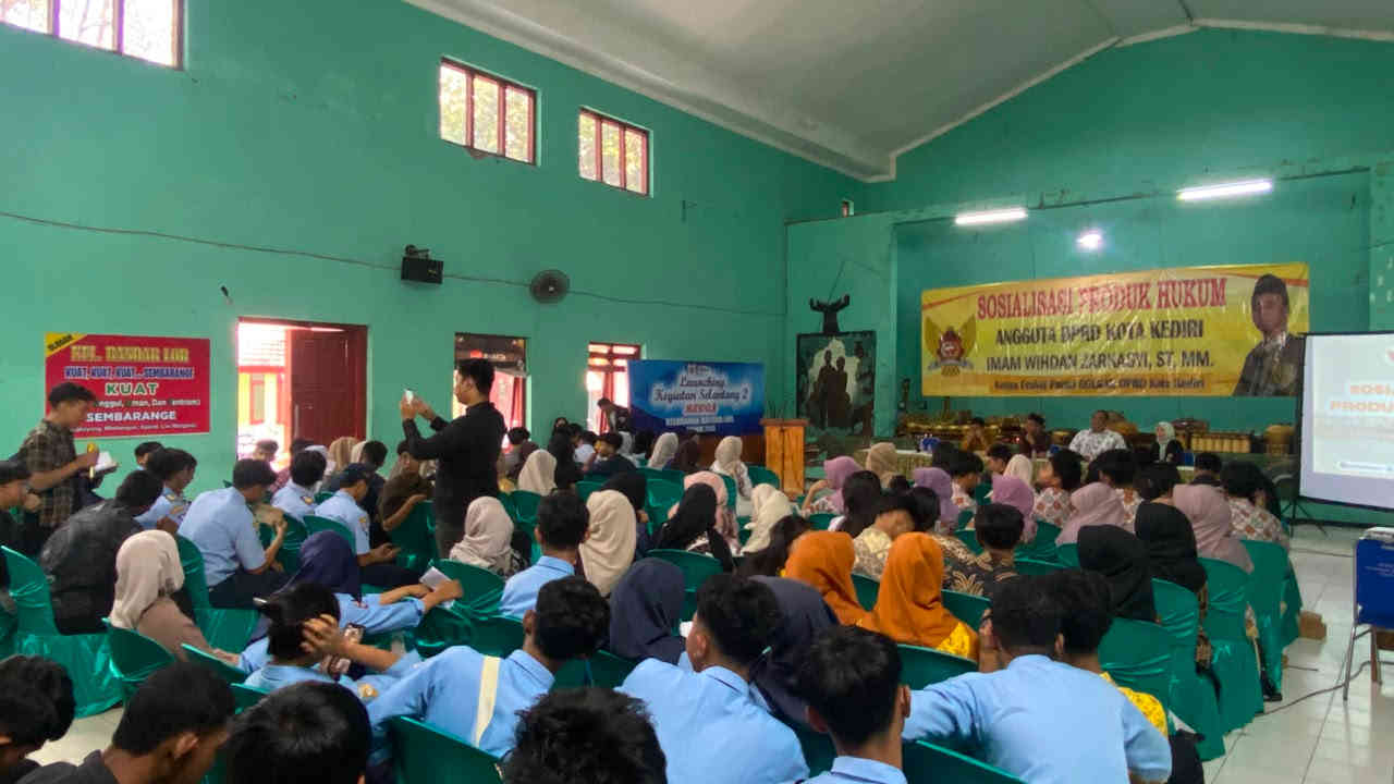 Pelajar menyimak materi pelestarian bahasa Jawa dalam Sosialisasi Produk Hukum DPRD Kota Kediri.