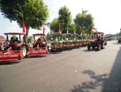 Deretan traktor roda dua dan roda empat bantuan Pemerintah Kabupaten Kediri untuk kelompok tani.