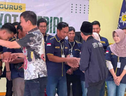 Jajaran pengurus DPD AMPI Kota Kediri memberikan ucapan selamat dan berjabat tangan usai prosesi pelantikan.