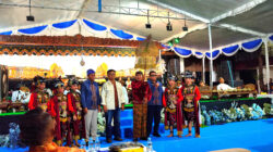 Rektor UNP Kediri Dr. Zainal Afandi bersama pembina Yayasan PT YPLP PGRI Kediri menyerahkan gunungan wayang kepada Ki Sun Gondrong saat pembukaan pagelaran wayang kulit Dies Natalis ke-49 UNP Kediri.