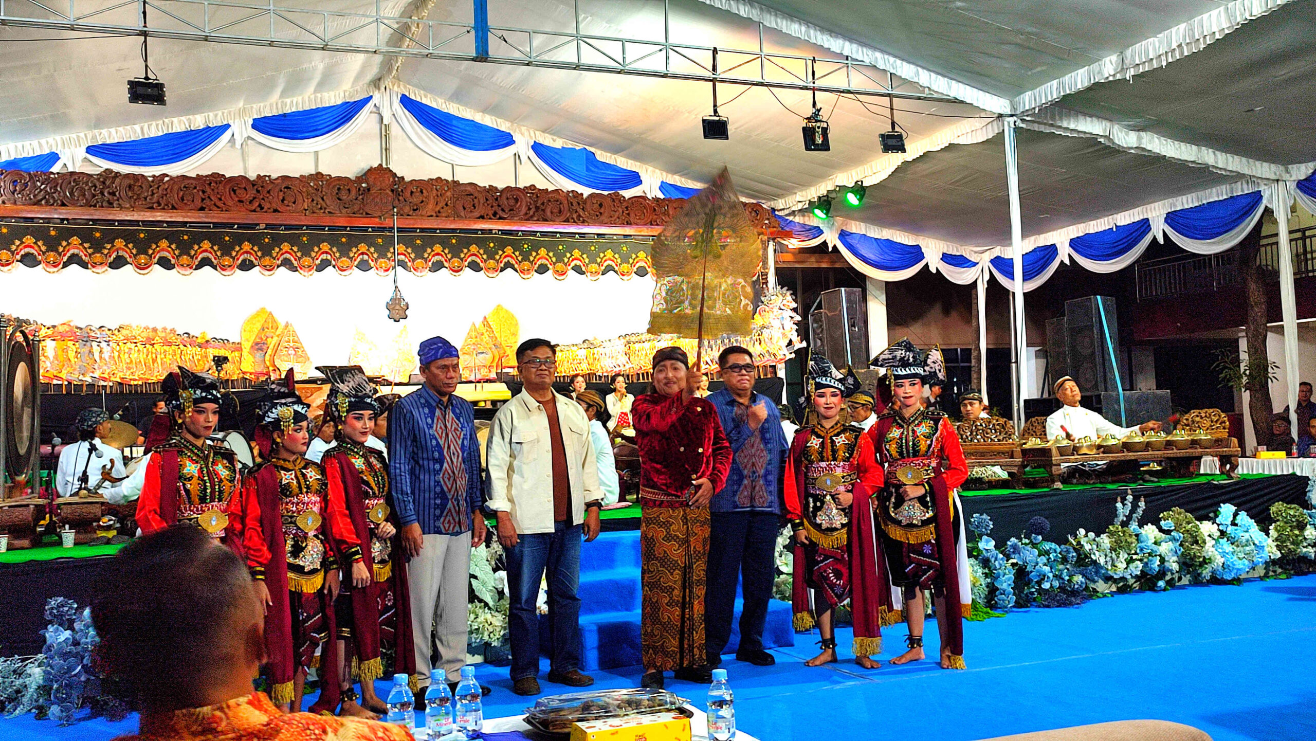 Rektor UNP Kediri Dr. Zainal Afandi bersama pembina Yayasan PT YPLP PGRI Kediri menyerahkan gunungan wayang kepada Ki Sun Gondrong saat pembukaan pagelaran wayang kulit Dies Natalis ke-49 UNP Kediri.