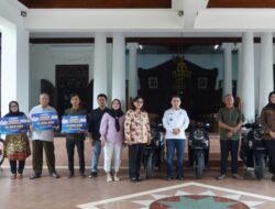 Bapenda Mojokerto Serahkan Hadiah Undian Pajak kepada Wajib Pajak