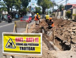 Perlancar Mobilitas Pejalan Kaki, PUPR Magetan Bangun Trotoar Jalan Pahlawan