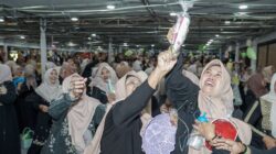 Ribuan Ibu PKK Surabaya Peringati Maulid Nabi dengan Tradisi Brayakan