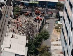 Pemkot Surabaya dan KAI Daop 8 Bersihkan Tumpukan Sampah Liar Belakang Pasar Turi