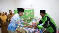 Gowes Bersama Masyarakat  dan Jajaran Gus Fawait Gandeng Pihak Swasta Bagikan Bantuan Sosial dan  Pengecekan Kesehatan Gratis