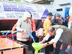 Khofifah Salurkan Air Bersih untuk Warga Ponorogo
