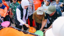 Khofifah Salurkan 120 Rit Air Bersih untuk 98.946 Jiwa di Blitar