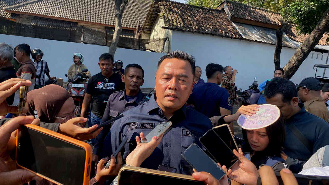 Ketua Komisi B DPRD Kota Kediri Arif Junaidi saat diwawancarai awak media mengenai kekosongan posisi pengawas PD Pasar Joyoboyo.