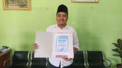 Ketua SC Musda XIII KNPI Kota Kediri Bagus Ridlo menunjukkan pengumuman syarat bakal calon ketua KNPI periode 2026-2029.
