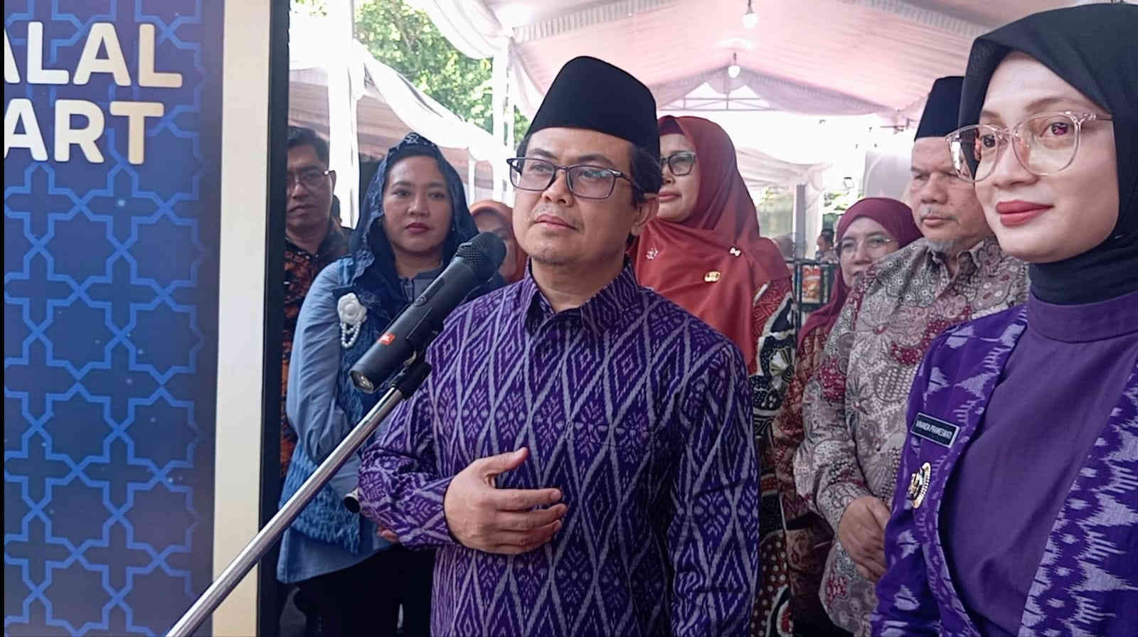 Kepala BI Kediri Yayat Cadarajat memberikan keterangan pers mengenai pengembangan ekonomi syariah di acara SYIAR 2026 Balai Kota Kediri.