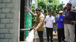 Bupati Kediri Hanindhito Himawan Pramana melihat aliran air dari sumur submersible untuk membantu pengairan pertanian.