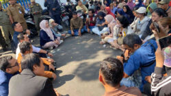Ratusan pedagang Pasar Bandar dan Pasar Pahing duduk melingkar saat menggelar aksi demo menolak portal berbayar di DPRD Kota Kediri.