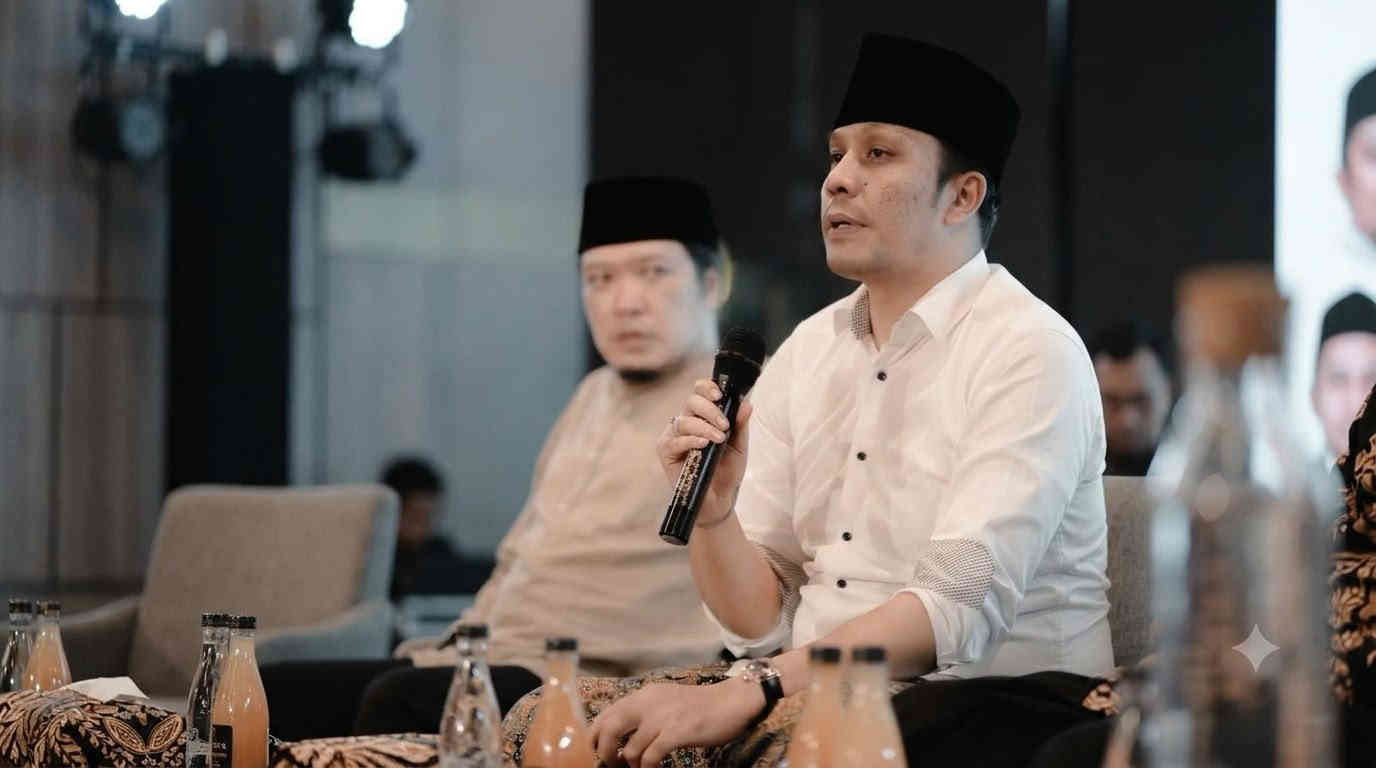 Pengasuh Teras Gubuk KH Abdurrahman Al Kautsar atau Gus Kautsar berbicara memegang mikrofon dalam perayaan Harlah ke-2 Teras Gubuk Kediri.