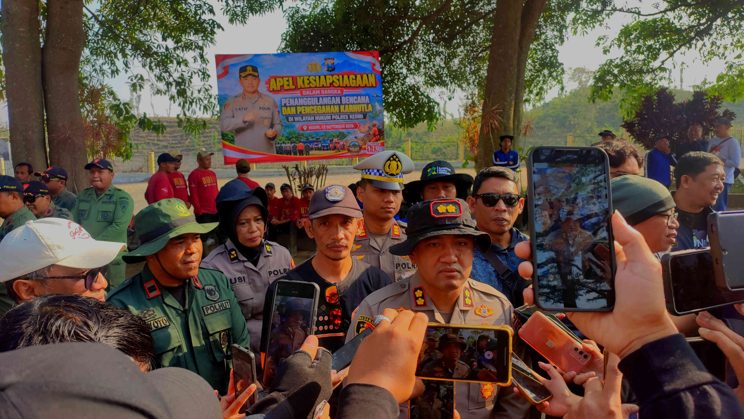 Kapolres Kediri AKBP M. Wahyudin Latif memberikan keterangan wawancara terkait kesiapsiagaan tanggap bencana karhutla Gunung Kelud.