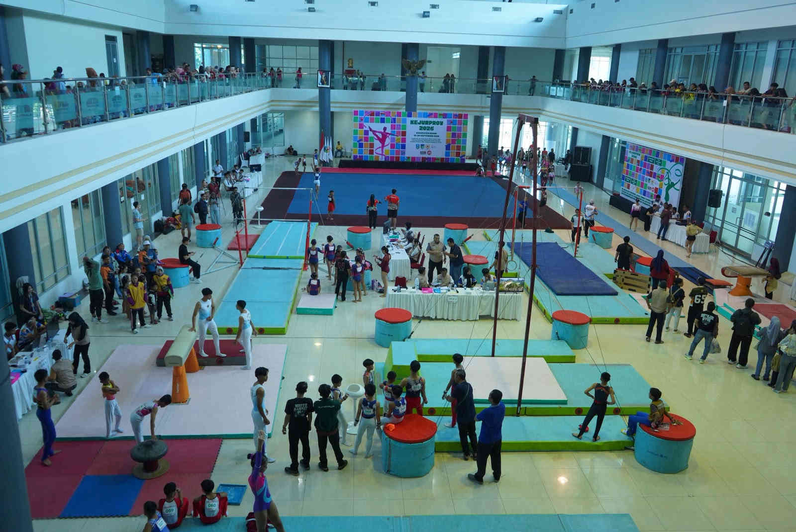 Suasana arena Kejurprov PERSANI Jawa Timur 2026 di Convention Hall Simpang Lima Gumul Kediri.
