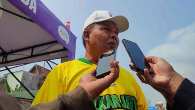Ketua Golkar Kabupaten Kediri Hadi Setiawan diwawancarai saat Turnamen Bahlil Mini Soccer U-17.