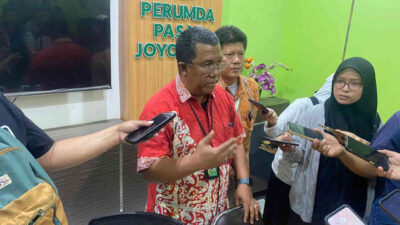 Direktur Utama Perumda Pasar Joyoboyo Djauhari Luthfi memberikan keterangan pers kepada awak media di kantornya.
