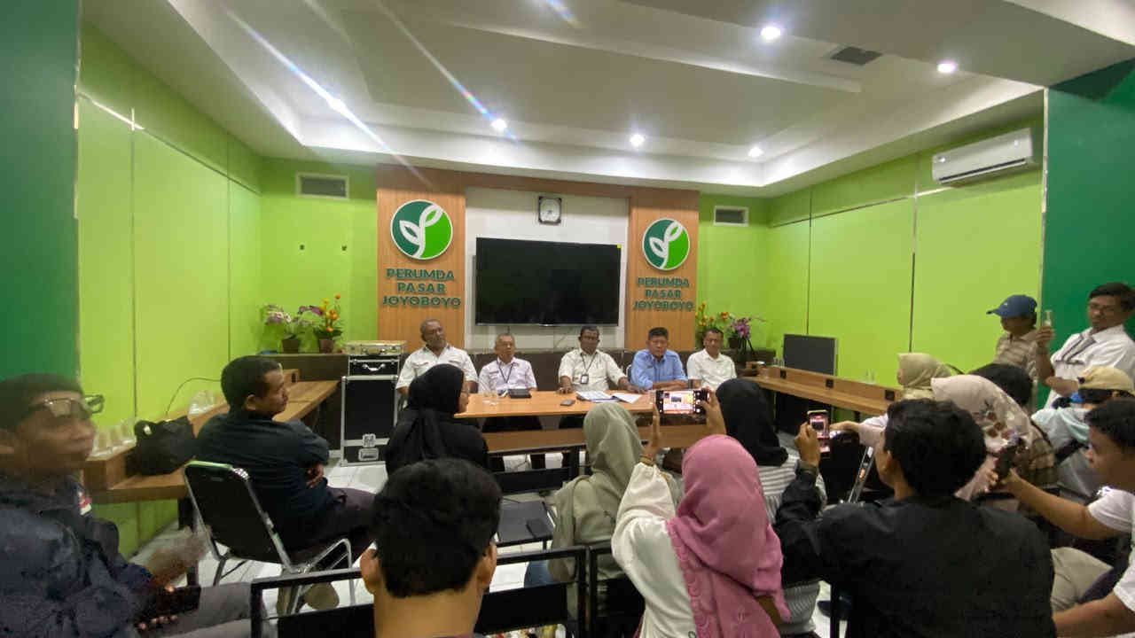 Konferensi pers PD Pasar Joyoboyo Kediri terkait dugaan sewa gelap dan penataan legalitas kios di Pasar Pahing dan Pasar Bandar.