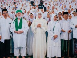 Gelar Maulid Nabi di MAS, Khofifah Serahkan Berbagai Bantuan